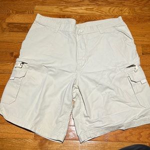 Men’s big dog cargo shorts, size 38
